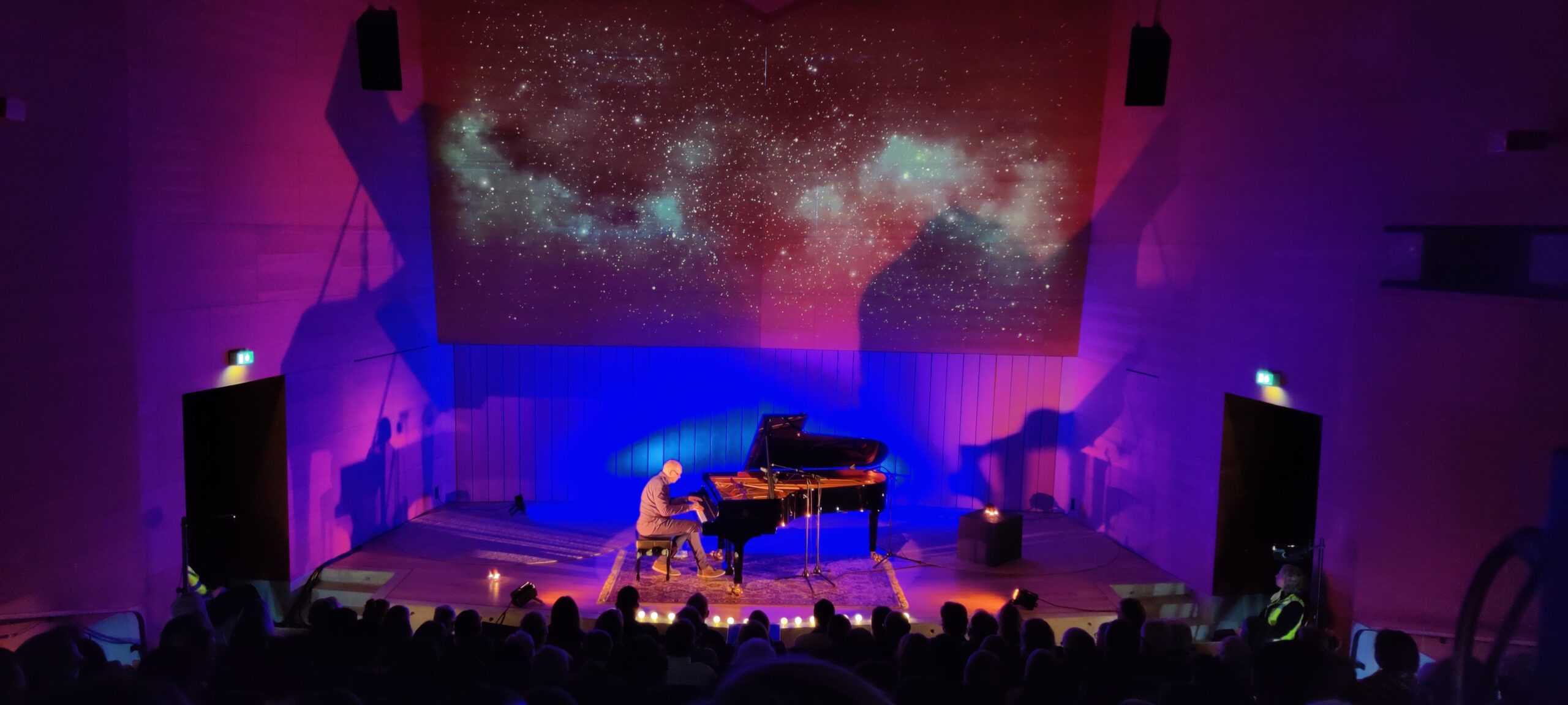 Konsertsalen med Sigrid Moldestad med fleire på scenen.