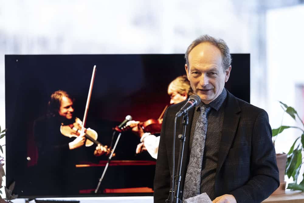 Direktør i Hardanger og Voss museum, Åsmund Kristiansen, held tale