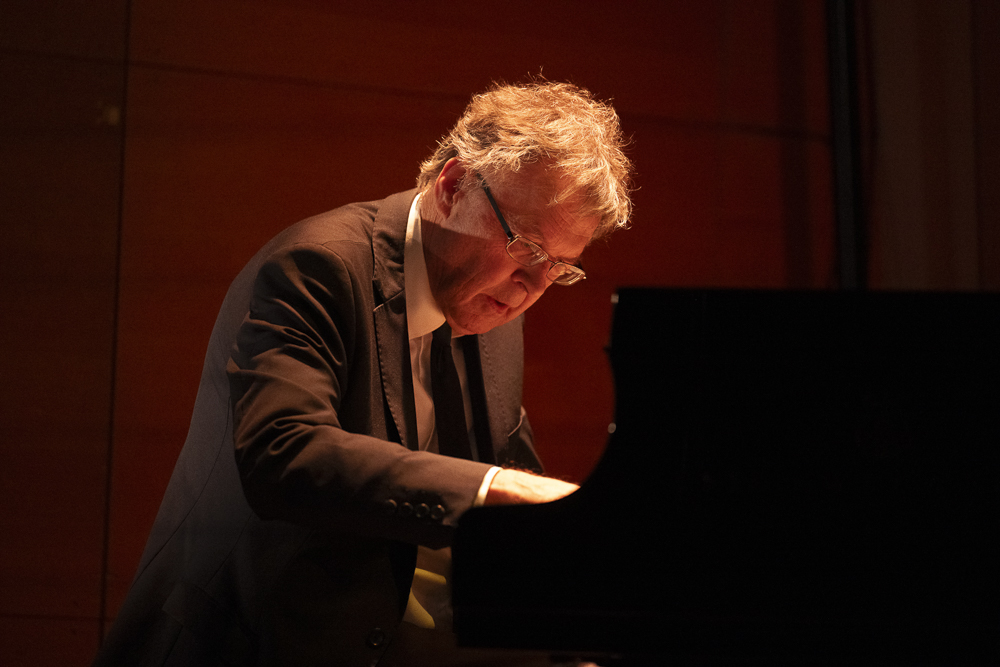 Geir Botnen ved flygelet 