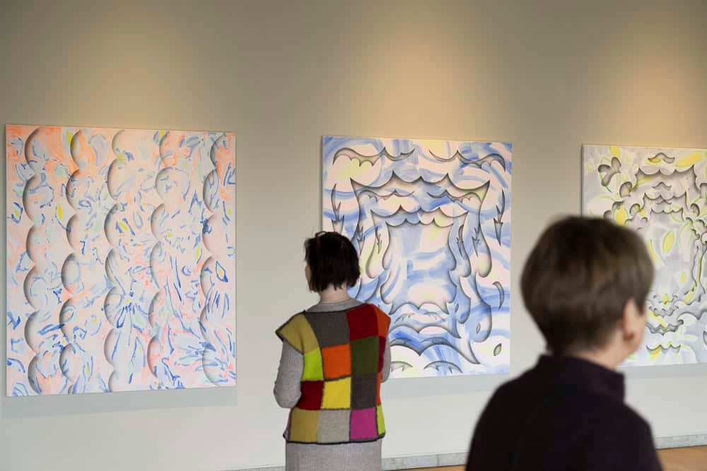 Publikum framfor verk av Ingrid Toogood